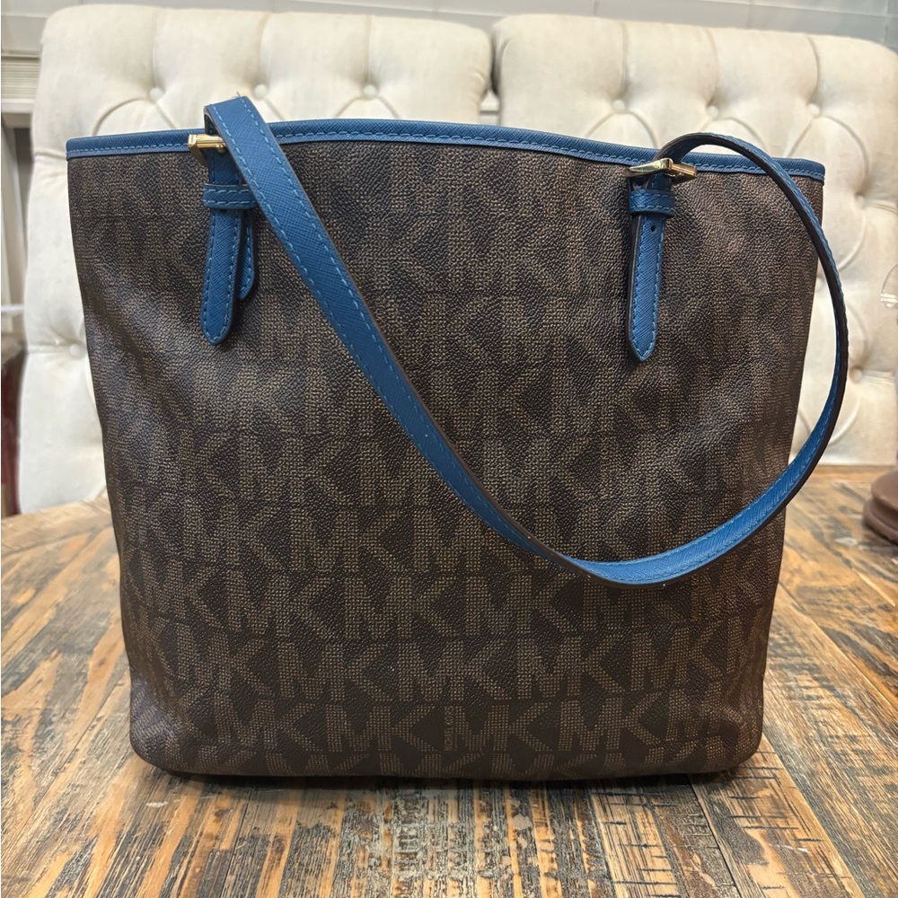 Michael Kors JET SET SIGNATURE SNAP TOTE - Picture 2 of 15